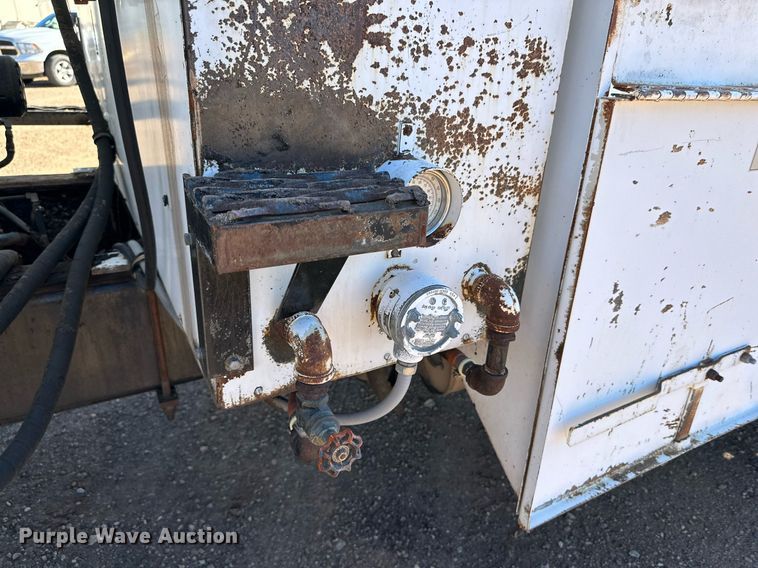 image for item DQ1495 2000 International 4700  pothole patcher truck