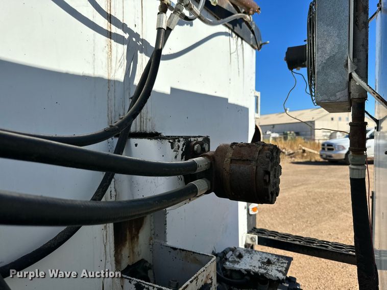 image for item DQ1495 2000 International 4700  pothole patcher truck