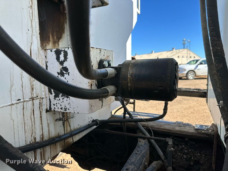 image for item DQ1495 2000 International 4700  pothole patcher truck