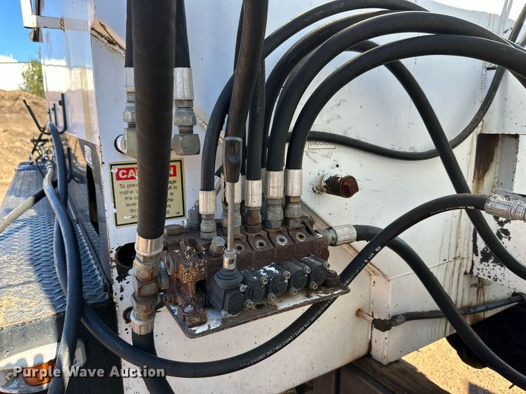 image for item DQ1495 2000 International 4700  pothole patcher truck