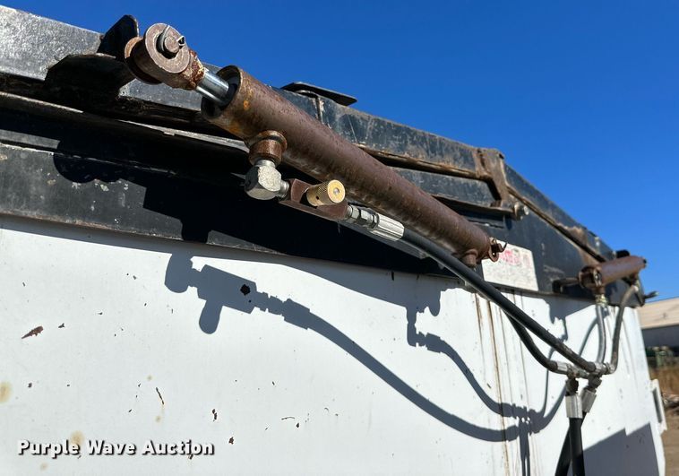 image for item DQ1495 2000 International 4700  pothole patcher truck