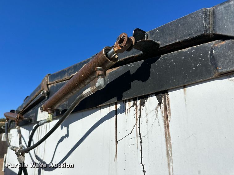 image for item DQ1495 2000 International 4700  pothole patcher truck