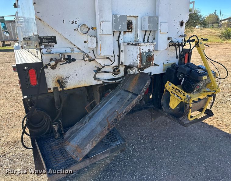 image for item DQ1495 2000 International 4700  pothole patcher truck