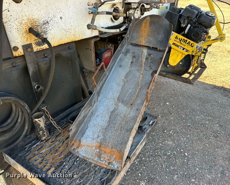 image for item DQ1495 2000 International 4700  pothole patcher truck