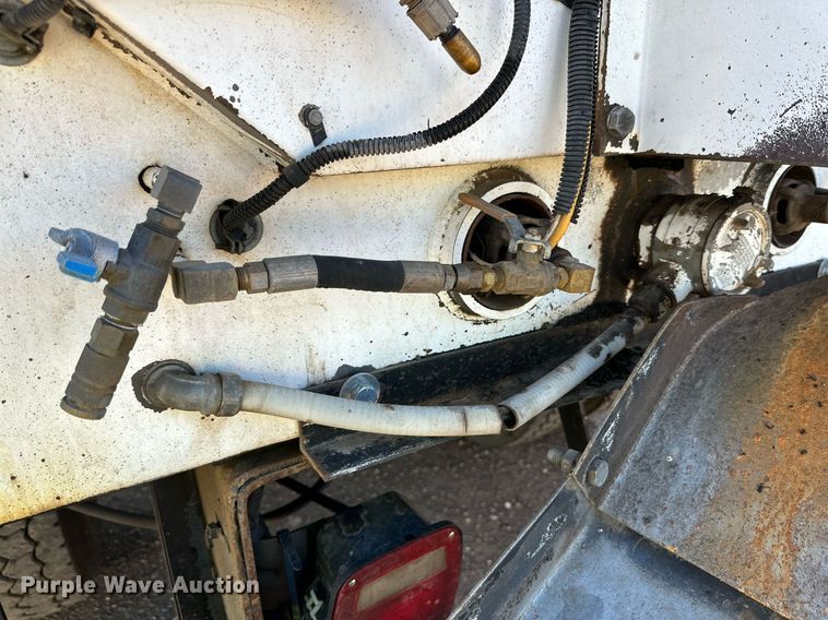 image for item DQ1495 2000 International 4700  pothole patcher truck