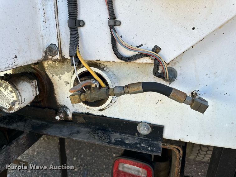 image for item DQ1495 2000 International 4700  pothole patcher truck