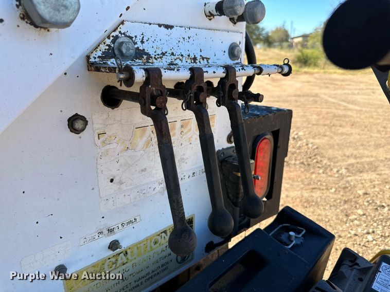 image for item DQ1495 2000 International 4700  pothole patcher truck