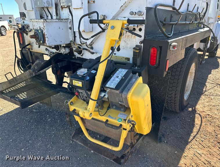 image for item DQ1495 2000 International 4700  pothole patcher truck