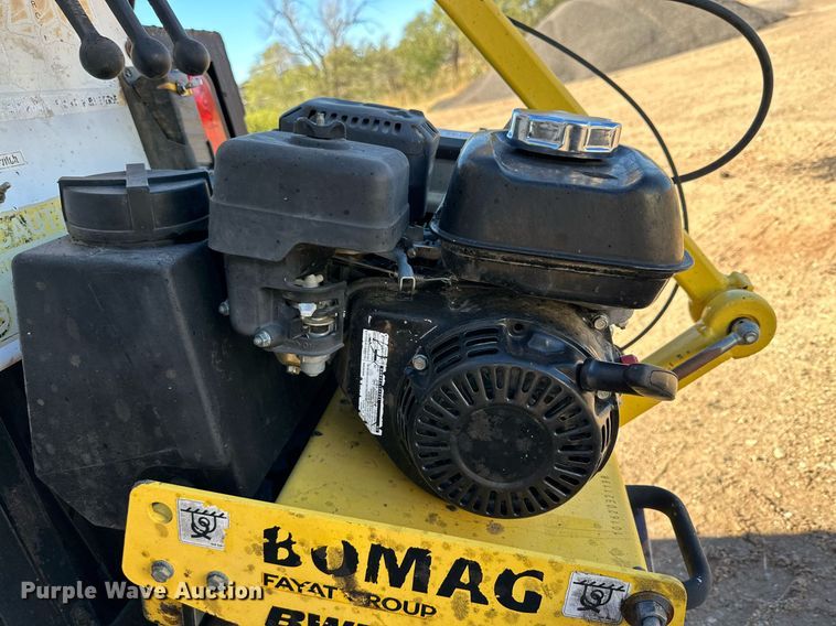 image for item DQ1495 2000 International 4700  pothole patcher truck