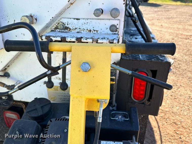 image for item DQ1495 2000 International 4700  pothole patcher truck