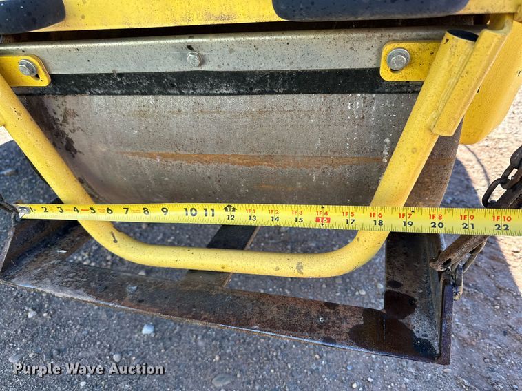 image for item DQ1495 2000 International 4700  pothole patcher truck