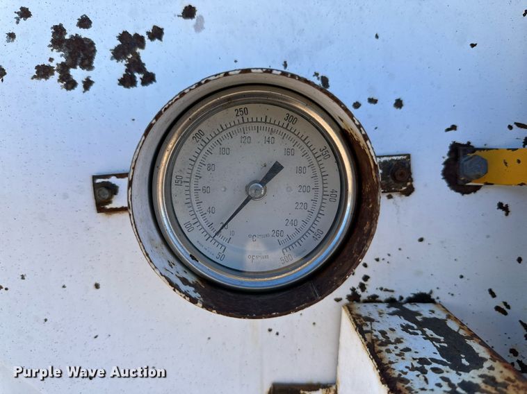 image for item DQ1495 2000 International 4700  pothole patcher truck