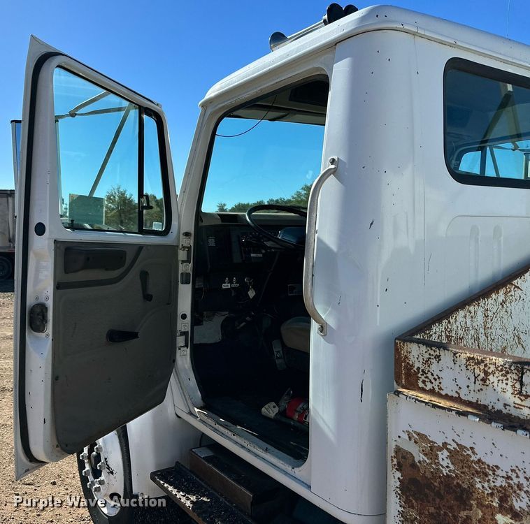 image for item DQ1495 2000 International 4700  pothole patcher truck