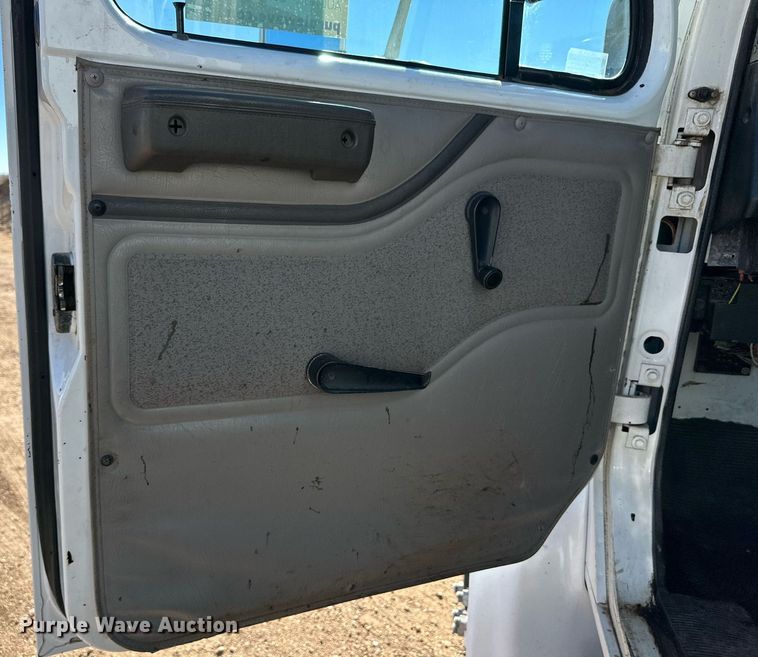 image for item DQ1495 2000 International 4700  pothole patcher truck