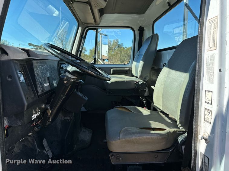 image for item DQ1495 2000 International 4700  pothole patcher truck