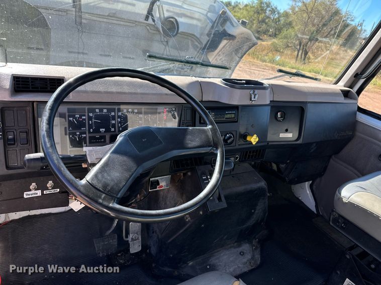 image for item DQ1495 2000 International 4700  pothole patcher truck