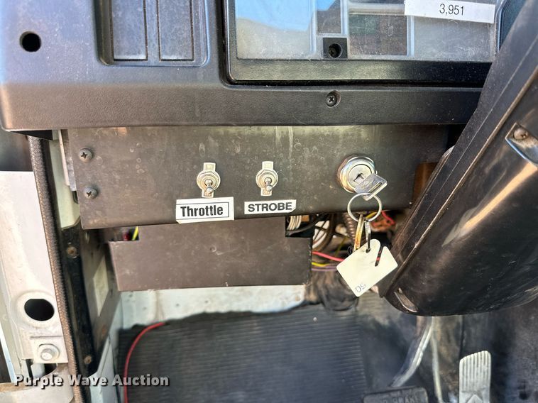 image for item DQ1495 2000 International 4700  pothole patcher truck