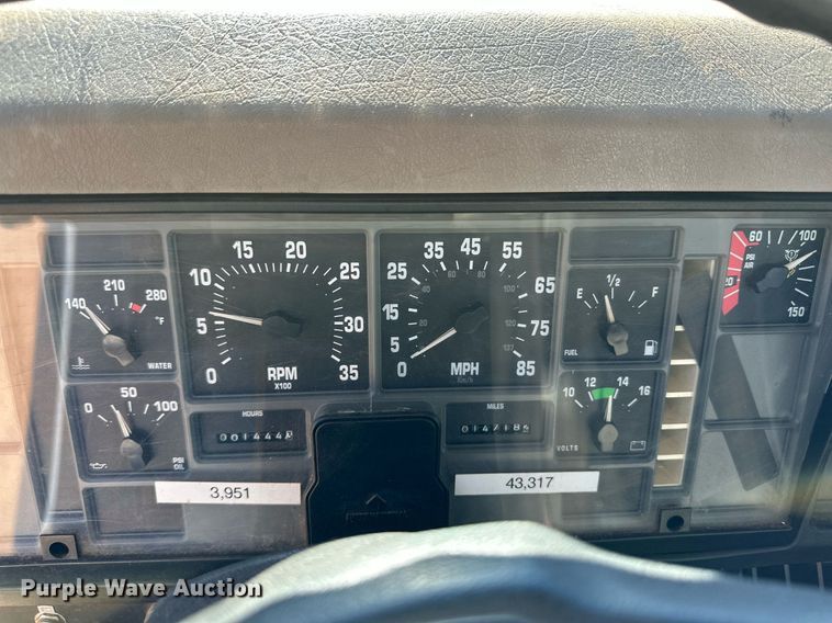 image for item DQ1495 2000 International 4700  pothole patcher truck