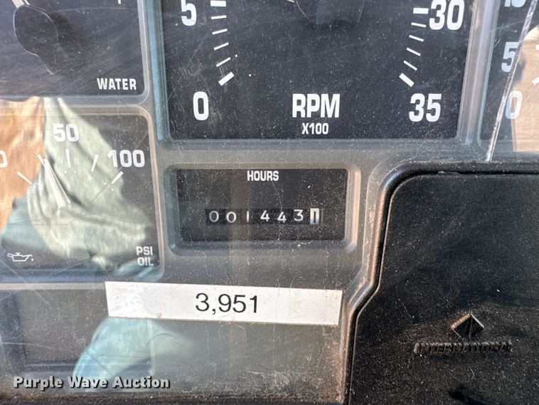 image for item DQ1495 2000 International 4700  pothole patcher truck