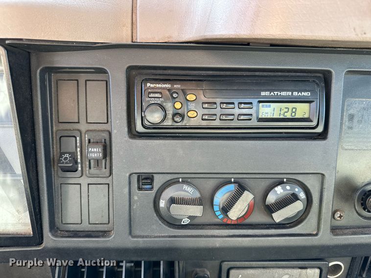 image for item DQ1495 2000 International 4700  pothole patcher truck