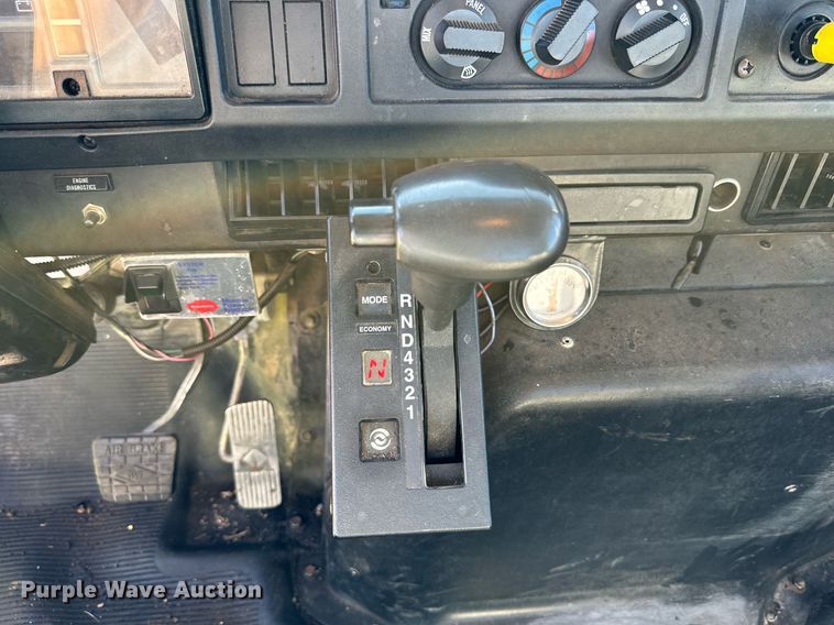 image for item DQ1495 2000 International 4700  pothole patcher truck