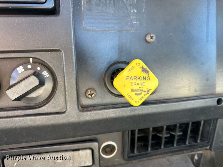 image for item DQ1495 2000 International 4700  pothole patcher truck