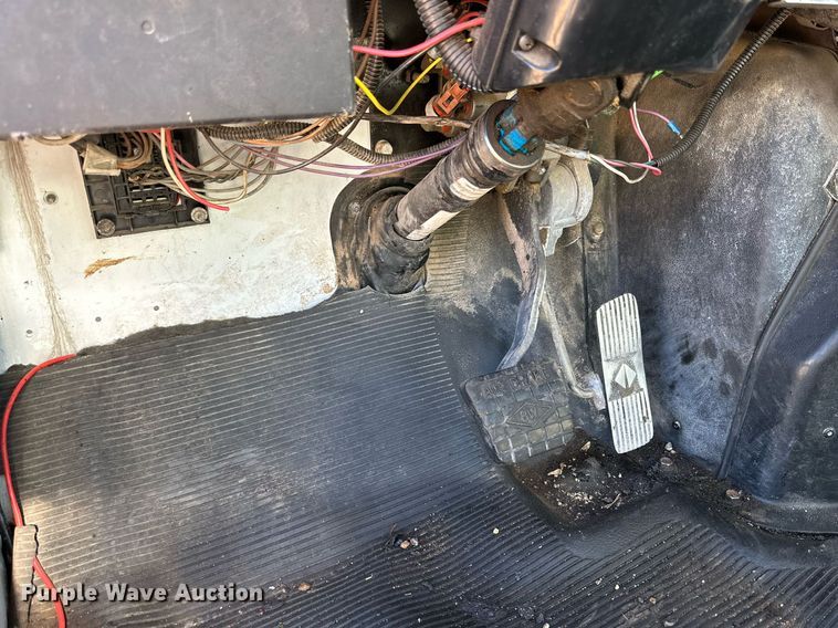 image for item DQ1495 2000 International 4700  pothole patcher truck