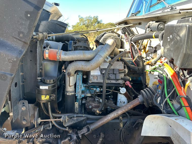 image for item DQ1495 2000 International 4700  pothole patcher truck