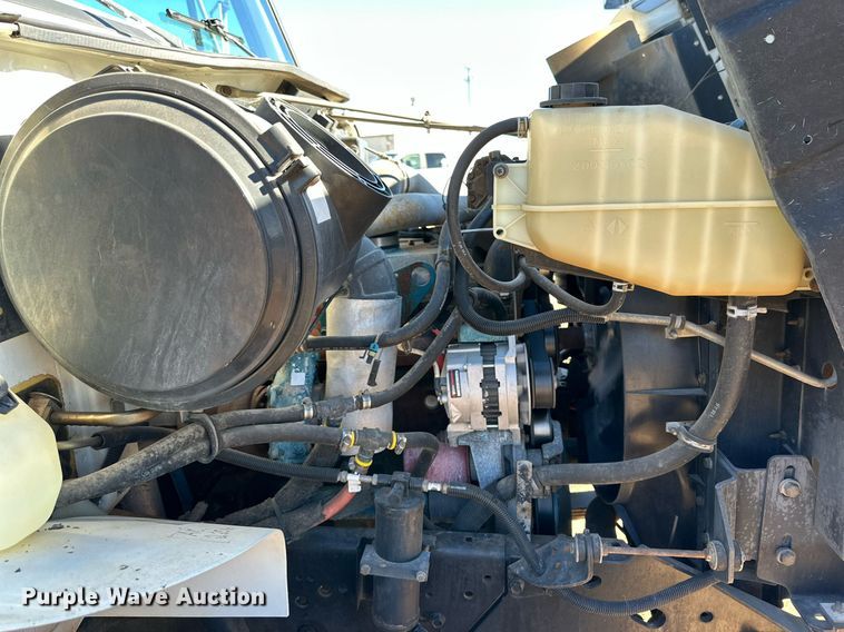 image for item DQ1495 2000 International 4700  pothole patcher truck