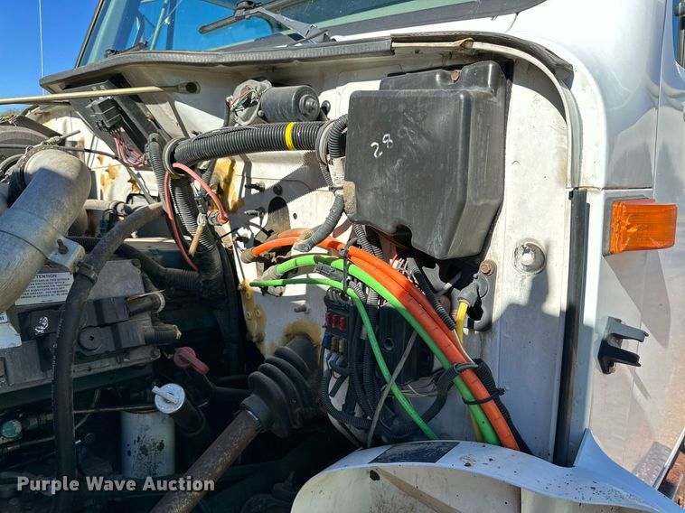 image for item DQ1495 2000 International 4700  pothole patcher truck