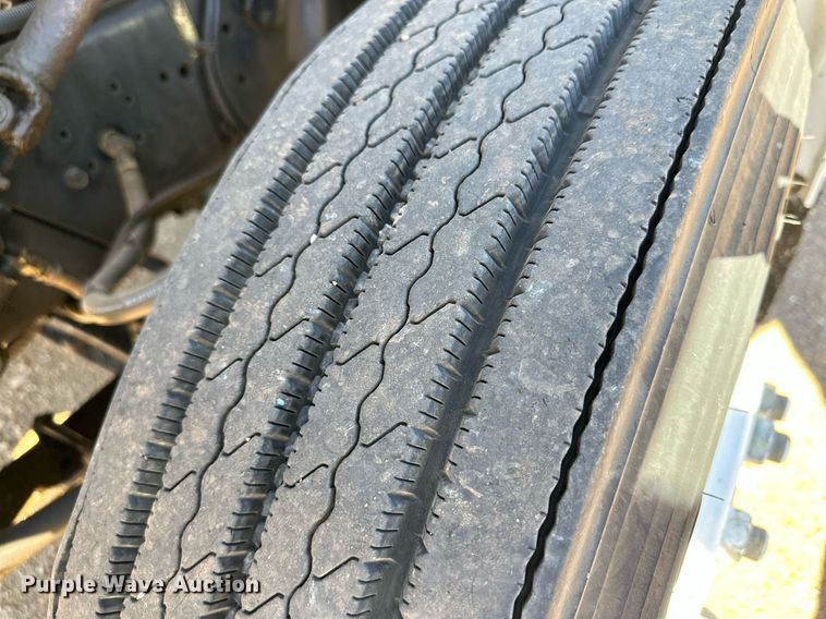 image for item DQ1495 2000 International 4700  pothole patcher truck