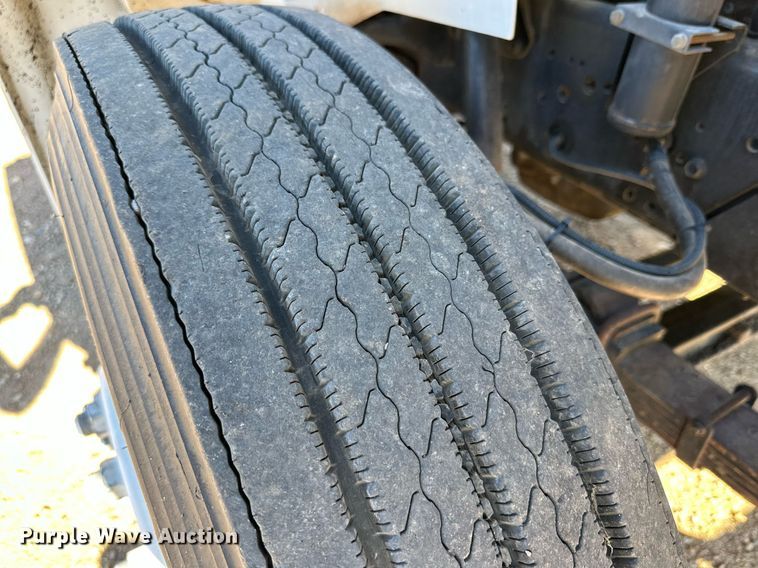 image for item DQ1495 2000 International 4700  pothole patcher truck