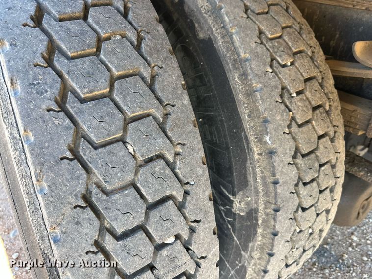 image for item DQ1495 2000 International 4700  pothole patcher truck