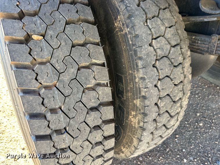 image for item DQ1495 2000 International 4700  pothole patcher truck