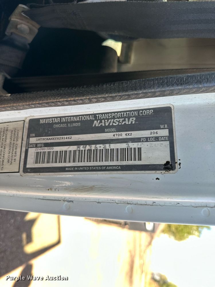 image for item DQ1495 2000 International 4700  pothole patcher truck