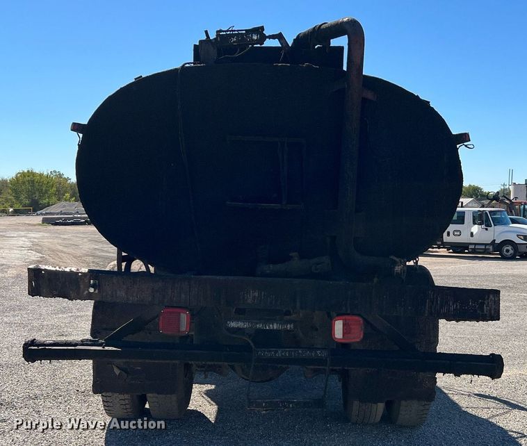 image for item DQ2248 1999 GMC C8500  oil distributor truck