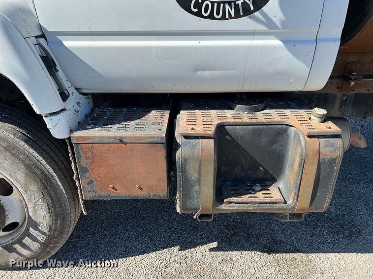 image for item DQ2248 1999 GMC C8500  oil distributor truck