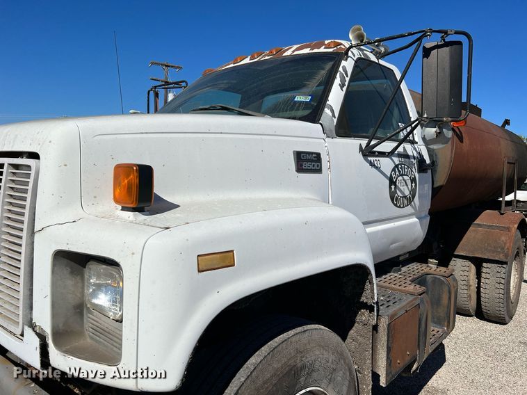 image for item DQ2248 1999 GMC C8500  oil distributor truck