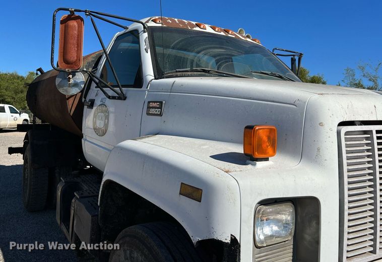 image for item DQ2248 1999 GMC C8500  oil distributor truck