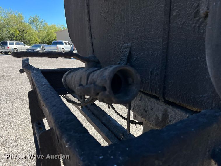 image for item DQ2248 1999 GMC C8500  oil distributor truck