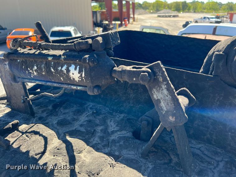 image for item DQ2248 1999 GMC C8500  oil distributor truck