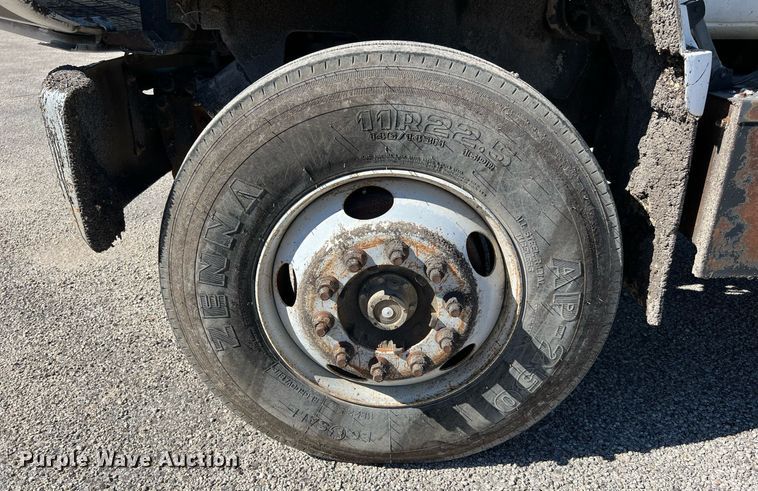 image for item DQ2248 1999 GMC C8500  oil distributor truck