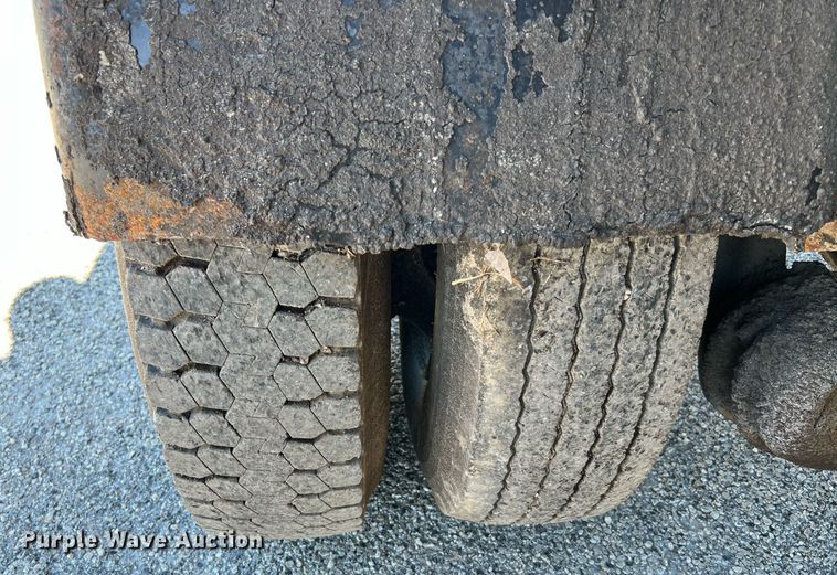 image for item DQ2248 1999 GMC C8500  oil distributor truck