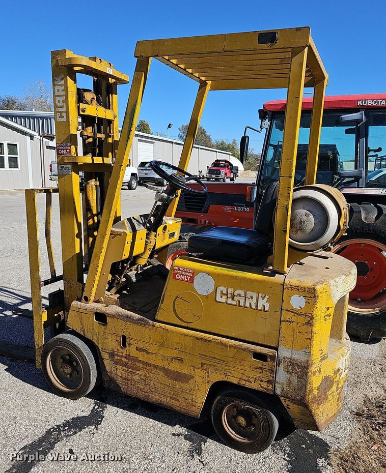 image for item DR5819 Clark C500-30  forklift