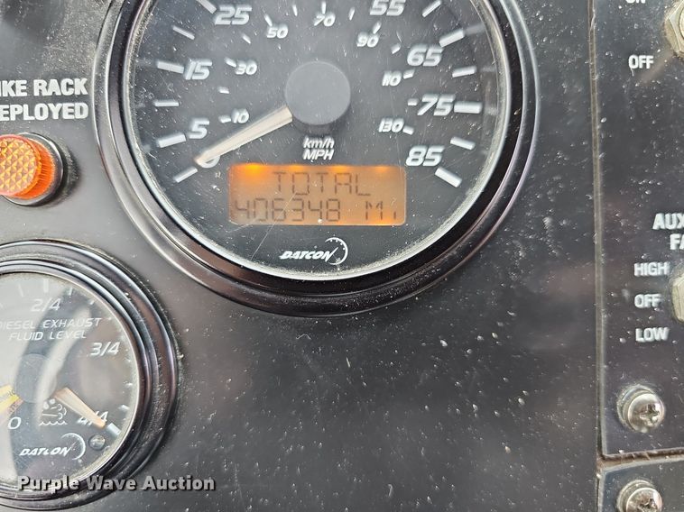 image for item DR5850 2011 Gillig G27B102N4  transit bus