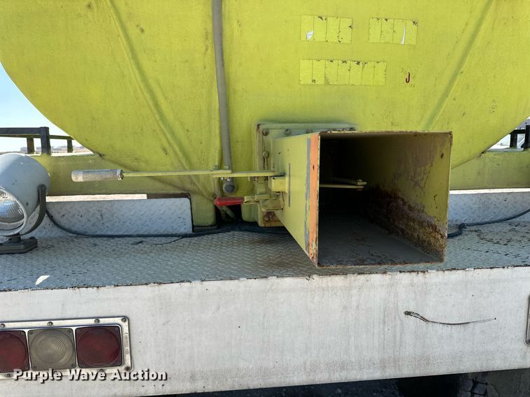 image for item HQ9004 1982 International Paystar 5000  tank truck