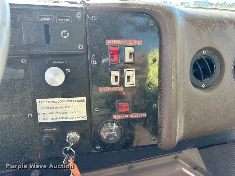 image for item HQ9004 1982 International Paystar 5000  tank truck