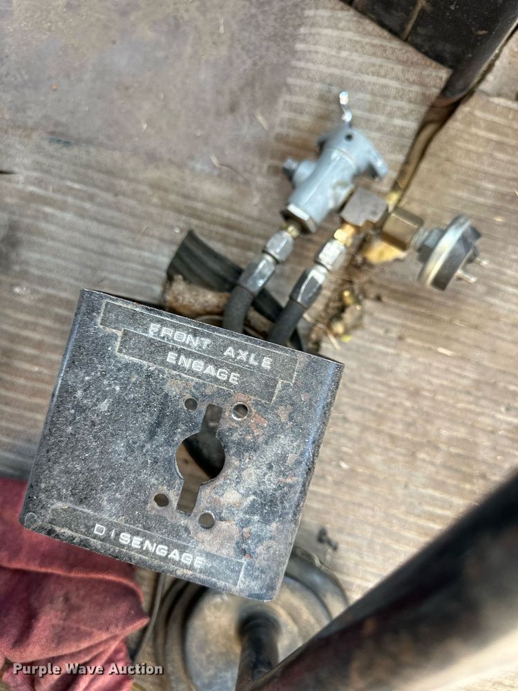 image for item HQ9004 1982 International Paystar 5000  tank truck