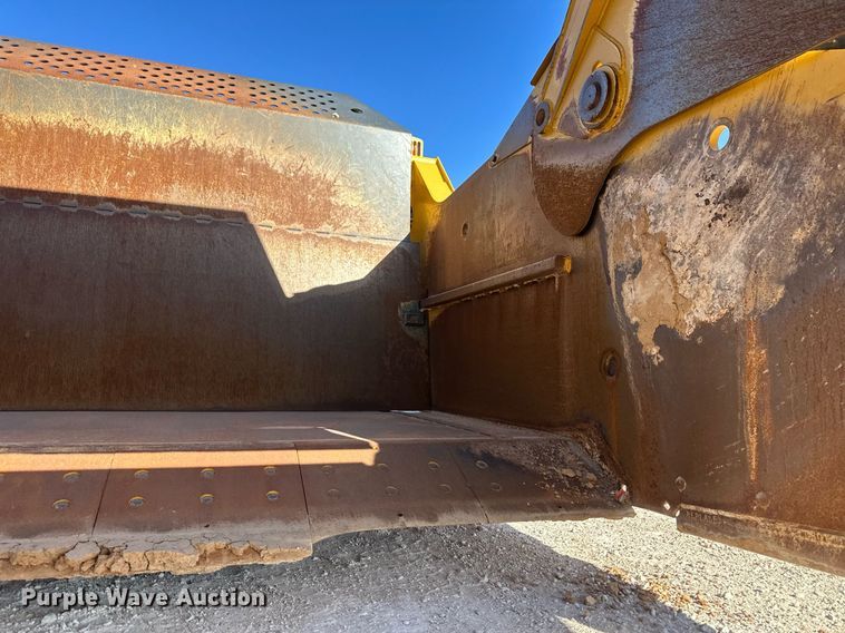 image for item IU9053 2015 John Deere 2010DE Auto Load Scraper  scraper