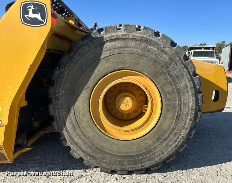 image for item IU9053 2015 John Deere 2010DE Auto Load Scraper  scraper